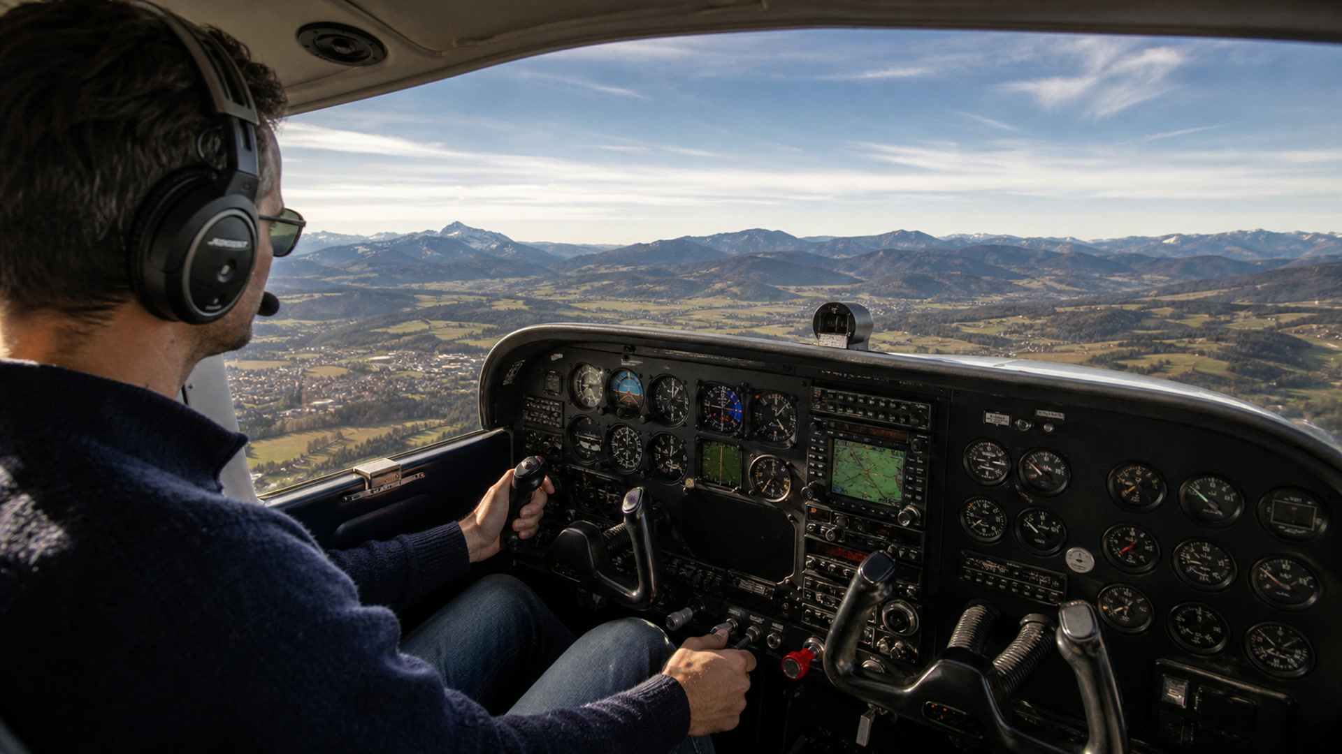 Cockpit eines Kleinflugzeugs mit klassischer Instrumentierung