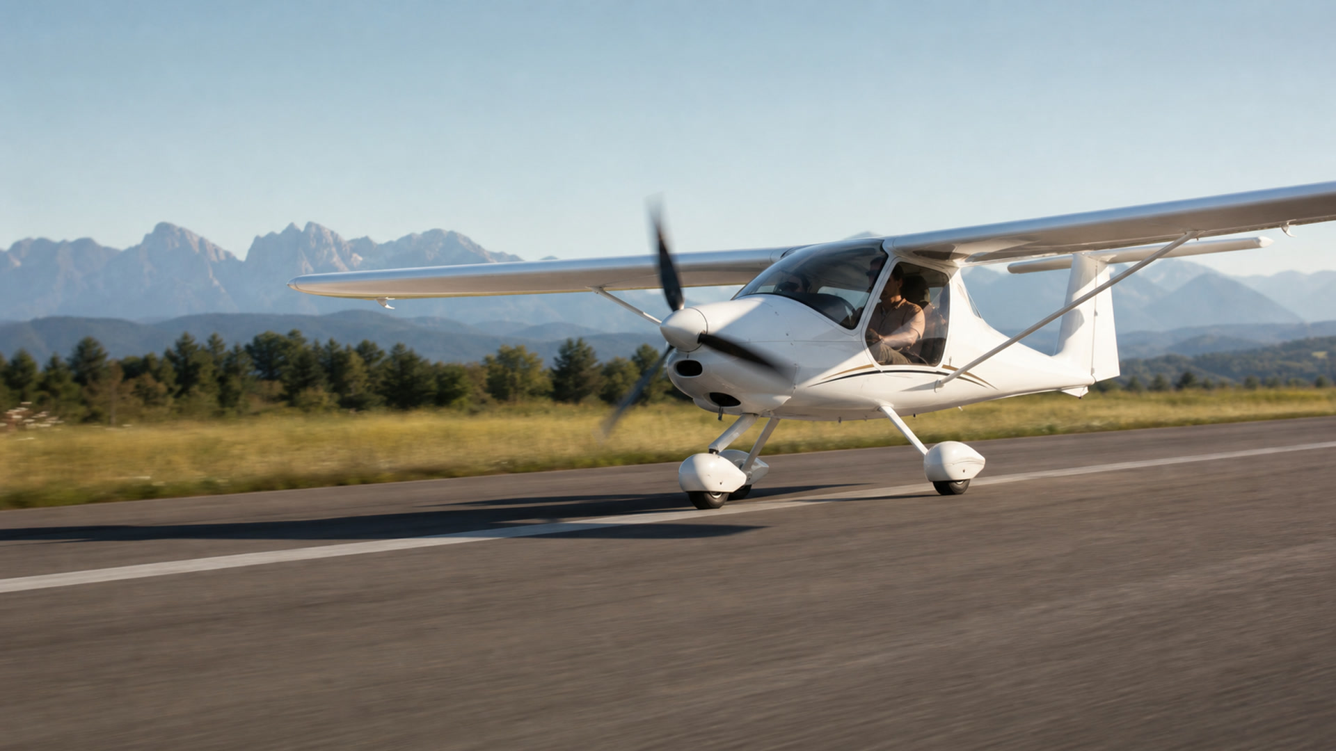 Ultraleichtflugzeug beim Start an einem sonnigen Tag