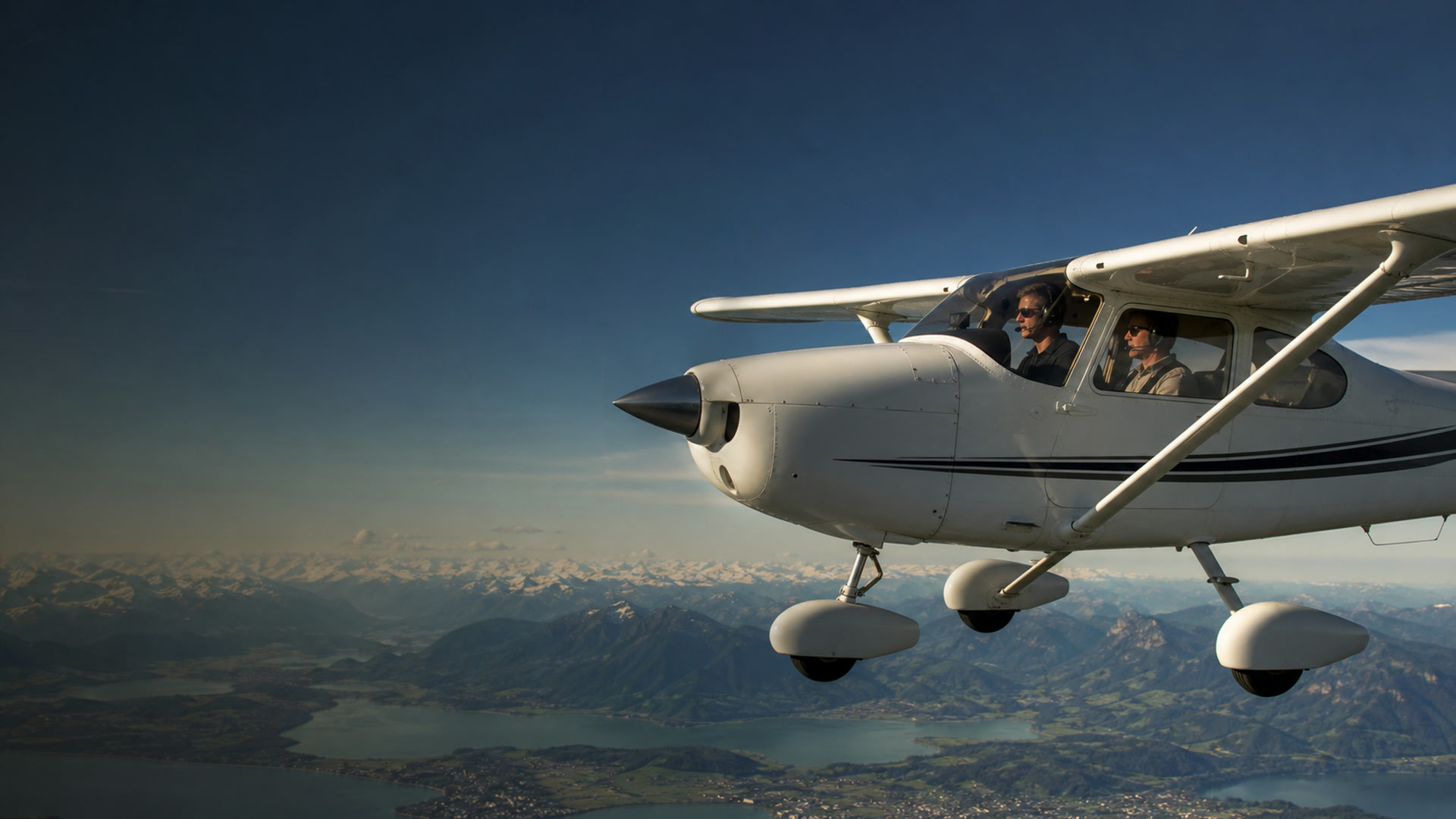 Flugschüler und Fluglehrer beim Briefing vor einem Ultraleichtflugzeug
