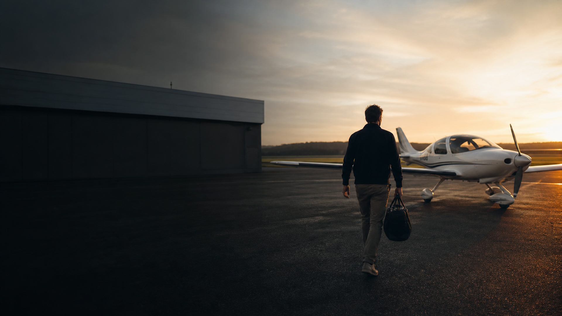 Mehrere Ultraleichtflugzeuge auf dem Vorfeld eines Flugplatzes
