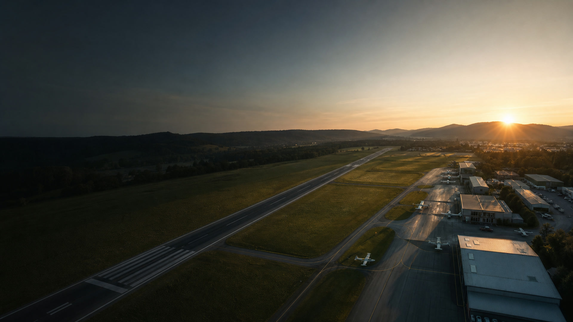 Verkehrslandeplatz mit Asphaltbahn aus der Luft