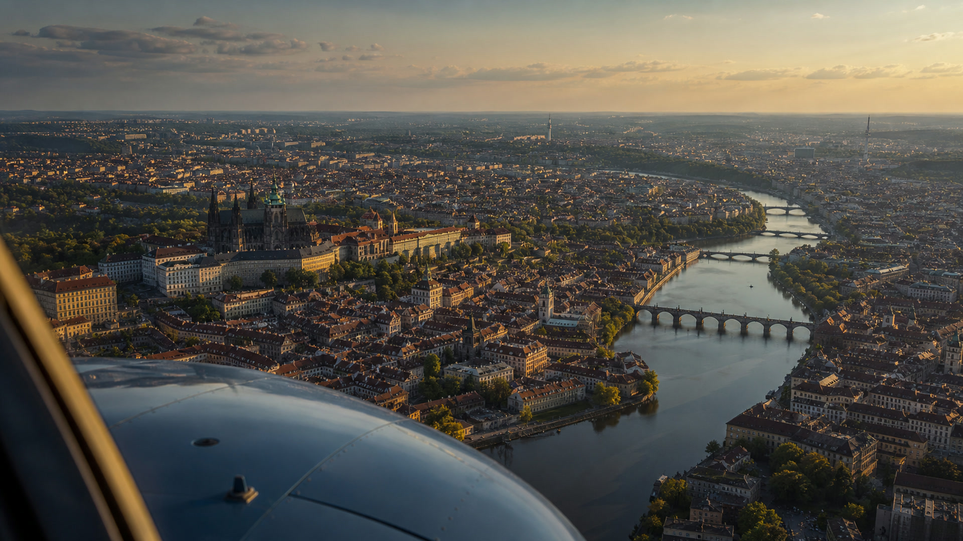 Luftaufnahme einer historischen Stadt an einem Fluss mit Burganlage