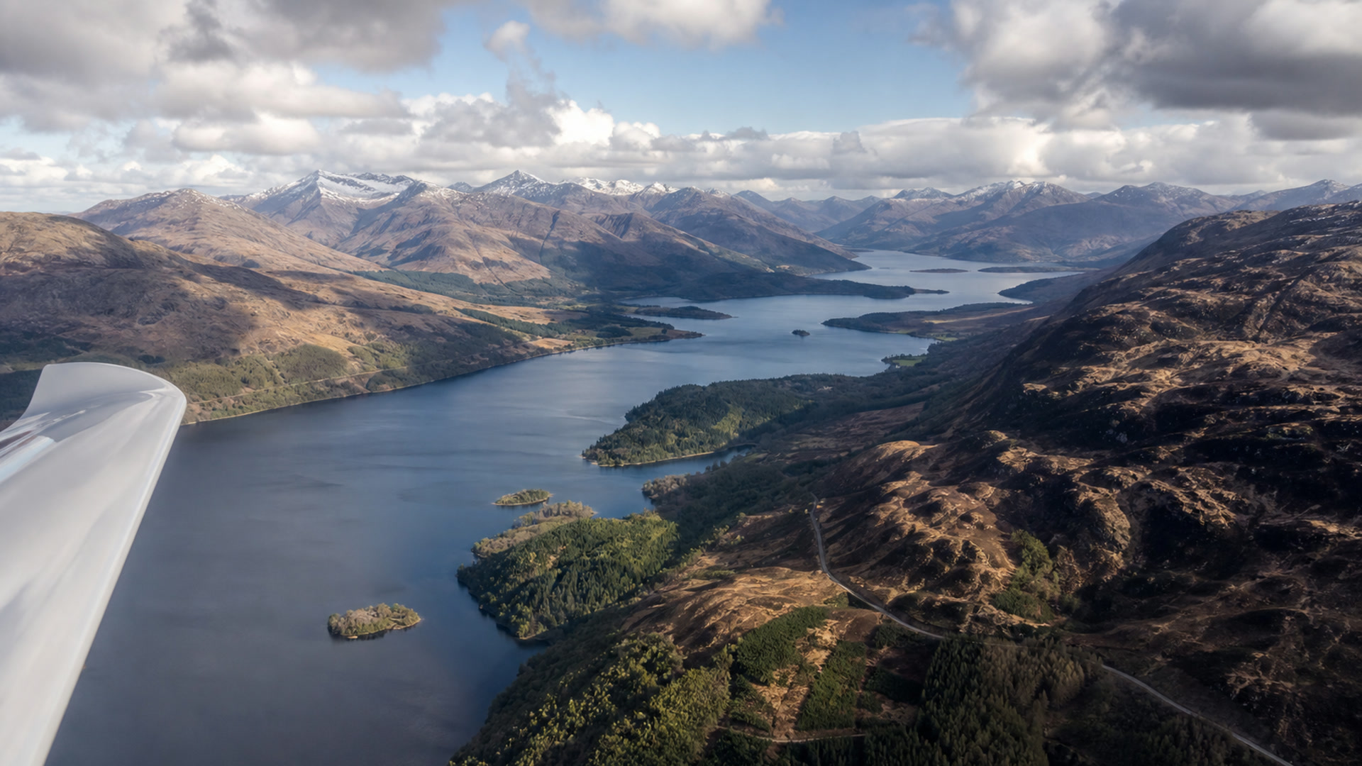 Luftaufnahme einer Hochlandlandschaft mit langgestrecktem See